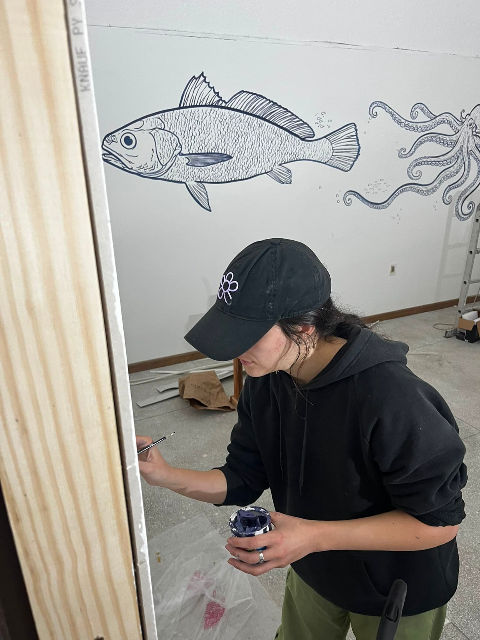 Belu pintando un mural